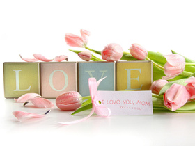 Cubes with love and gentle pink tulips! New ecard. Happy Mother's Day. Pink Flowers. Pink tulips. Mom. Kisses. I love you, mom. Free Download 2024 greeting card