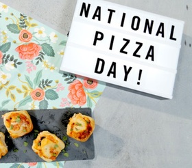 National pizza day card for mother. Happy Pizza Day! Download a card free of charge. card for family and friends. Hot and delicious pizza. Free Download 2023 greeting card